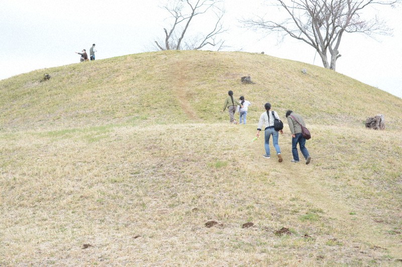 日本最大級の方墳の墳丘に登る人たち=千葉県栄町で2022年3月27日、中村宰和撮影