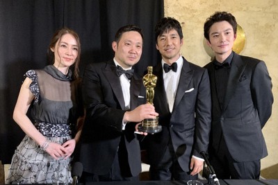 米アカデミー賞国際長編映画賞受賞後の記者会見でオスカー像を手に笑顔を見せる濱口竜介監督（左から2人目）と主演の西島秀俊さん（同3人目）、霧島れいかさん（左端）、岡田将生さん＝米ウェストハリウッドで2022年3月27日、福永方人撮影
