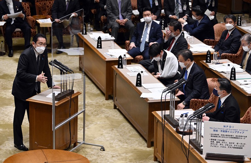参院予算委員会で答弁する岸田文雄首相(左)。首相・閣僚らは、質問通告に基づいて準備する官僚の膨大な答弁書に支えられている=国会内で2022年3月14日午前10時27分、竹内幹撮影