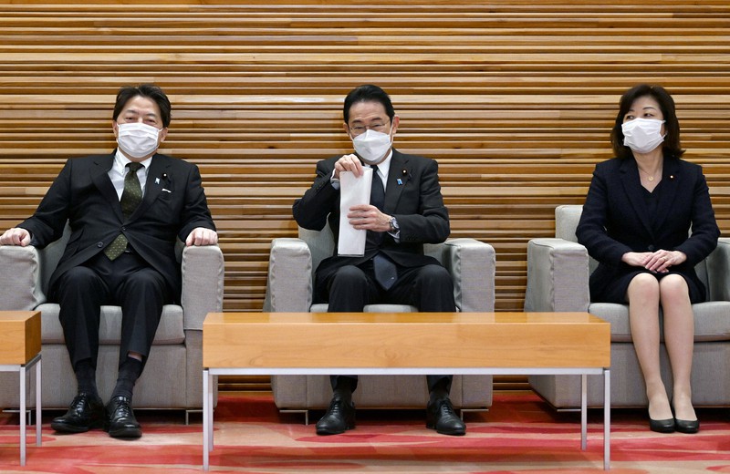 閣議に臨む(左から)林芳正外相、岸田文雄首相、野田聖子こども政策担当相=首相官邸で2022年3月29日午前8時2分、竹内幹撮影