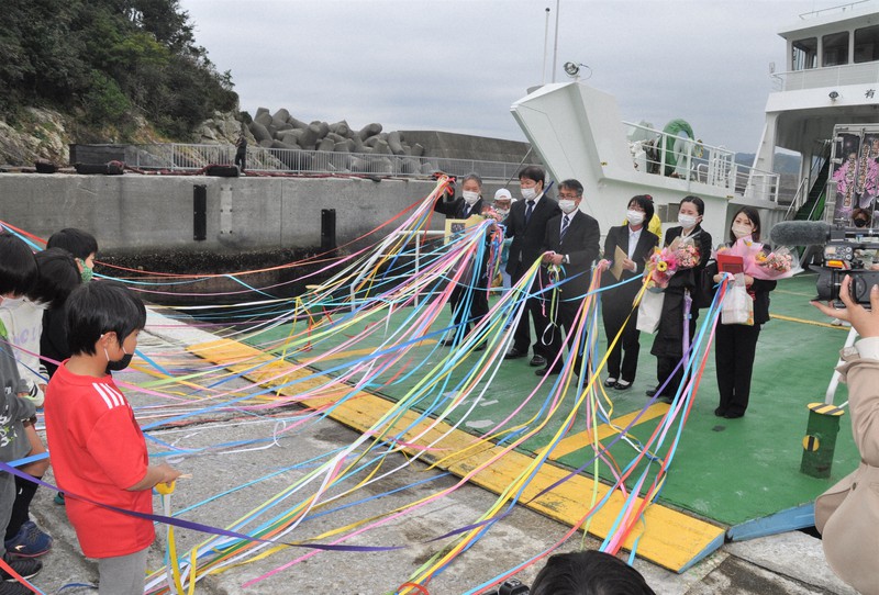 自信を持って生きてほしい 宮崎の離島 教職員6人が船で別れ 毎日新聞 自信を持って生きてほしい 宮崎の離島 教職員6人が船で別れ 毎日新聞