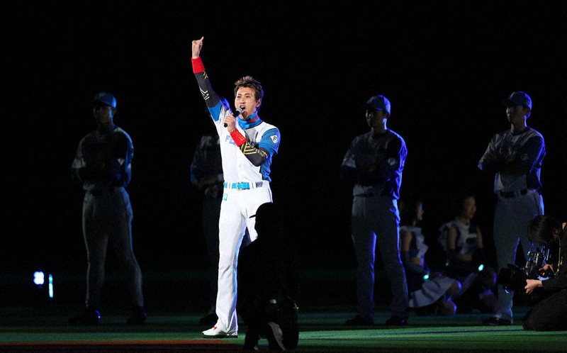 プロ野球 日本ハム 「新庄劇場」プレーボール！ 空飛び入場、観客