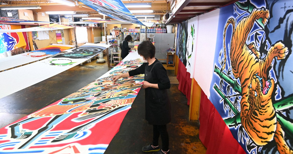 五月のぼり」制作最盛期 手作業で戦国武将や竜など色づけ 佐賀
