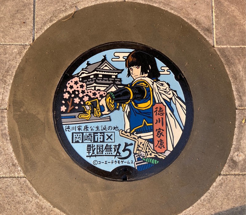 愛知県岡崎市鴨田町の大樹寺に設置された「戦国無双5」のマンホールふた=岡崎市提供