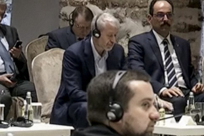 ウクライナとロシアの停戦協議で、トルコ大統領府が撮影したビデオに映るアブラモビッチ氏(中央)=トルコ・イスタンブールで3月29日、トルコ大統領府提供・AP