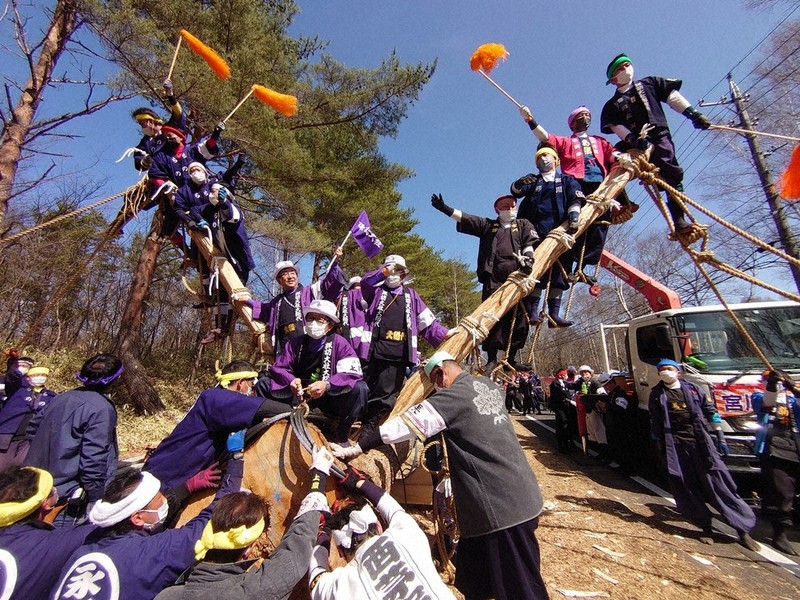 御柱祭、異例ずくめの山出し迫る 車両で搬送、清めはホース放水 | 毎日新聞