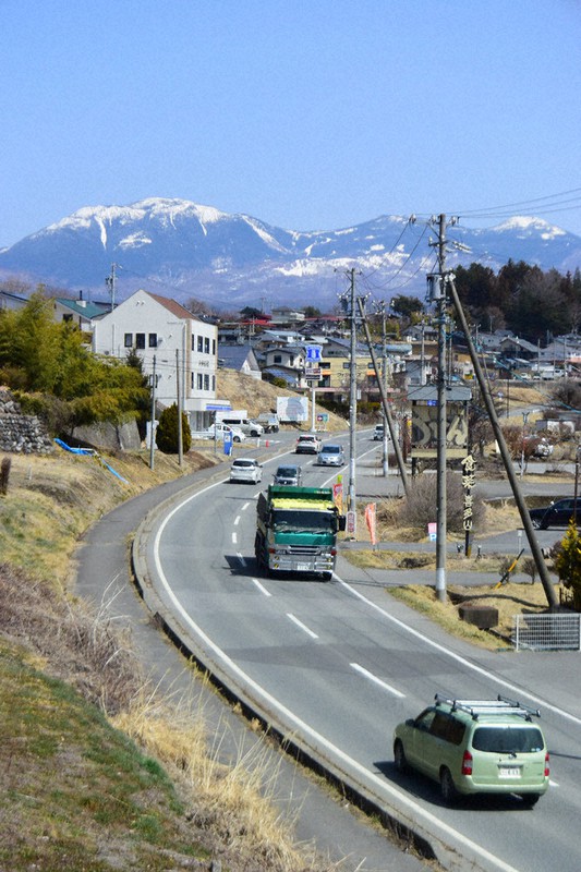 御柱祭 異例ずくめの山出し迫る 車両で搬送 清めはホース放水 毎日新聞