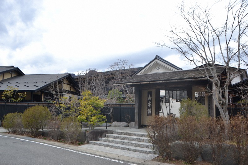 一時閉館する川原湯温泉の老舗旅館「山木館」=群馬県長野原町で2022年3月31日午後2時15分、庄司哲也撮影