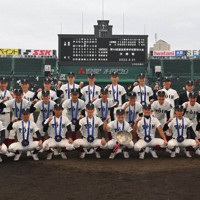 紫紺の優勝旗、大阪桐蔭の手に 第94回センバツ 閉会式 [写真特集1/9