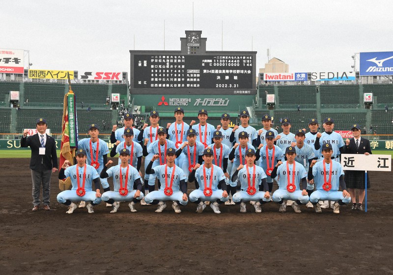 第94回全国高校野球決勝 大阪桐蔭対光星学院 記念ボール、大阪桐蔭決勝戦ペナント 紫紺の優勝旗、大阪桐蔭の手に 第94回センバツ 閉会式 [写真特集1/9