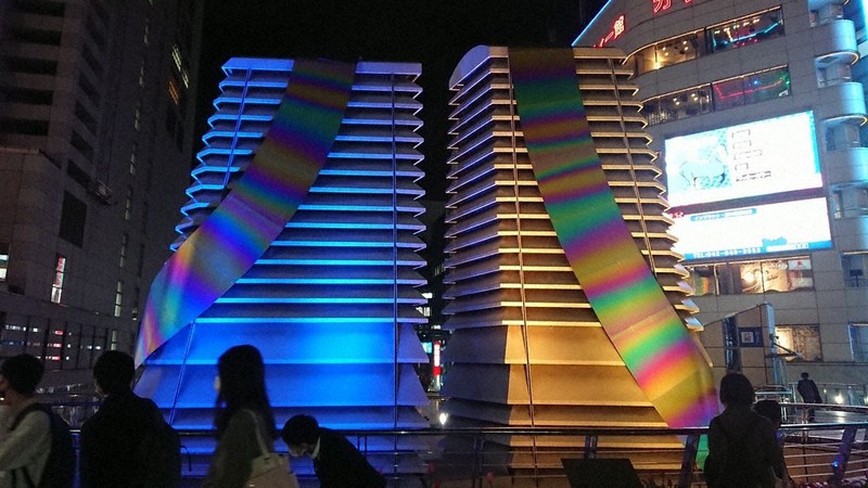 ウクライナ侵攻 八王子駅前ライトアップ ウクライナ国旗の色に 東京 毎日新聞