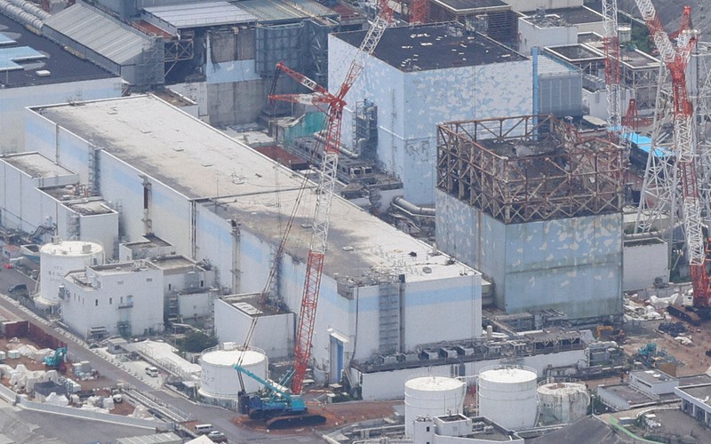 東京電力福島第1原発。右から、1号機、2号機=2021年8月、本社ヘリから