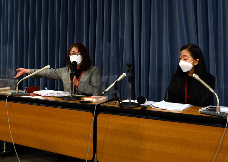 文部科学省で記者会見する「全国学校ハラスメント被害者連絡会」の大竹宏美さん(左)、郡司真子さん=東京都千代田区で2022年4月1日午後1時35分、李英浩撮影