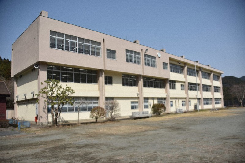 旧東吾野小学校校舎を使った「わせがく夢育高校」の校舎=埼玉県飯能市平戸で2022年3月25日午後0時22分、清藤天撮影