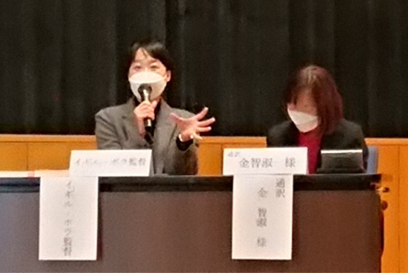 映画製作の経緯や背景について語るイギル監督(左)=福岡市早良区の九州大西新プラザで、上村里花撮影