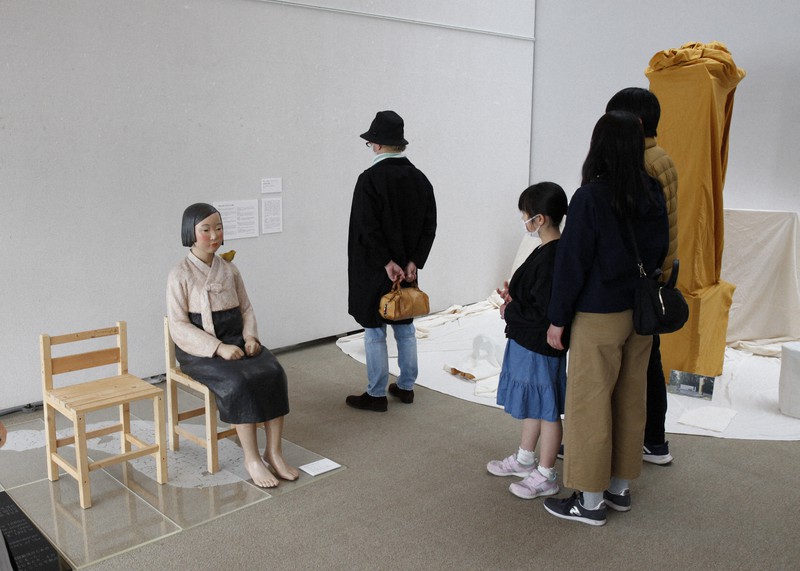 「表現の不自由展 東京2022」で、「平和の少女像」を見る人たち=東京都国立市で2022年4月2日午前11時22分(代表撮影)