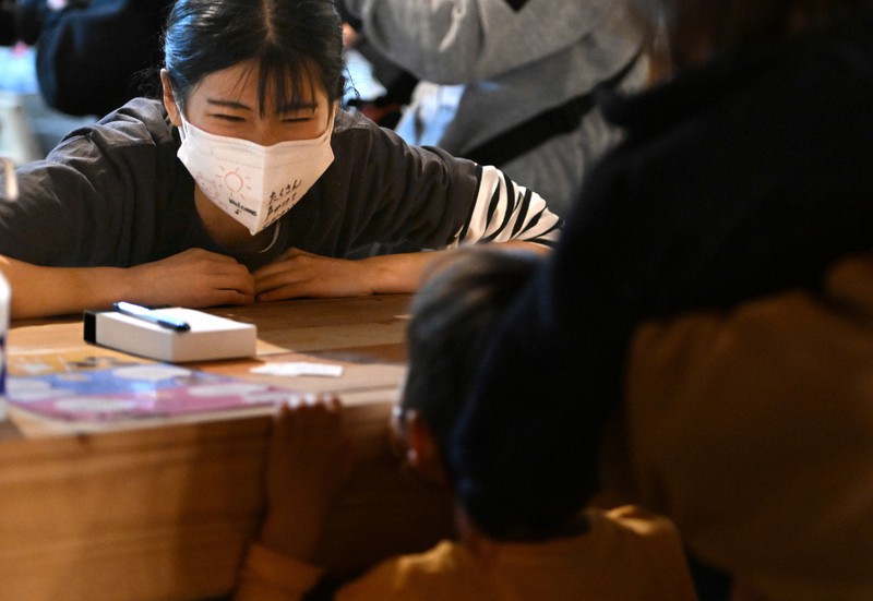 注文に時間がかかるカフェ 接客は吃音の若者たち 毎日新聞