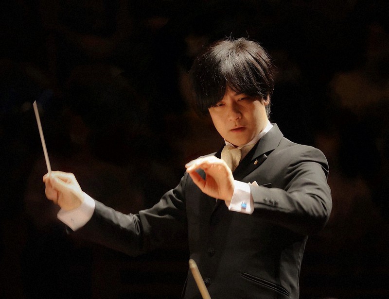 音楽にできることは ウクライナに年の日本人指揮者の思い 毎日新聞