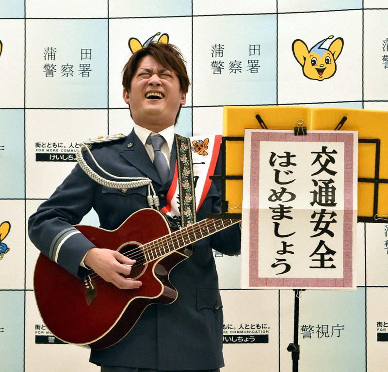 Amemiyaさん 交通安全始めましょう 蒲田で一日警察署長 毎日新聞