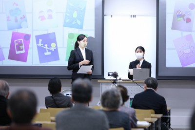 相詠みかるたを解説する学生