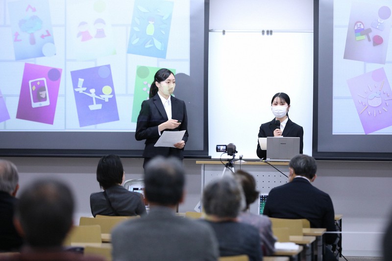 相詠みかるたを解説する学生