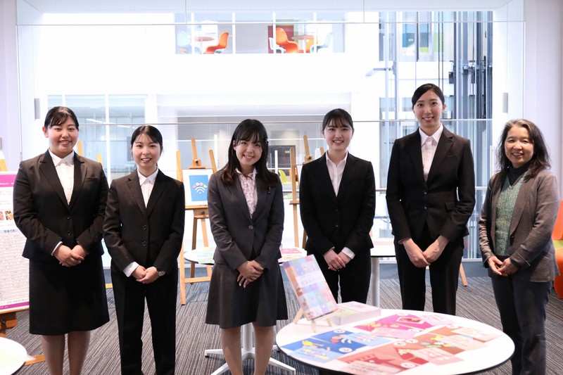 講師を務めた実践女子大の学生と指導する須賀由紀子教授