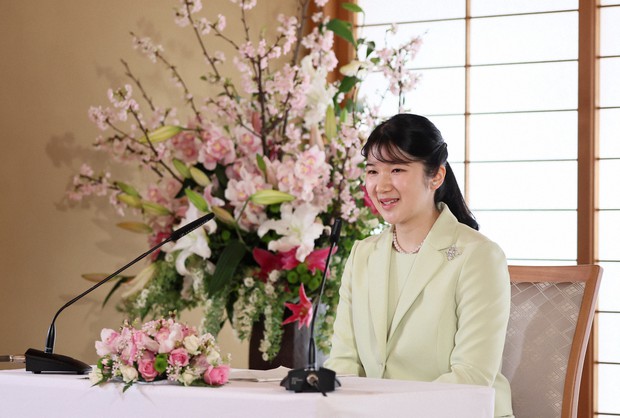 ご成年にあたり記者会見を行われる天皇、皇后両陛下の長女、愛子さま=皇居・御所「大広間」で2022年3月17日(代表撮影)