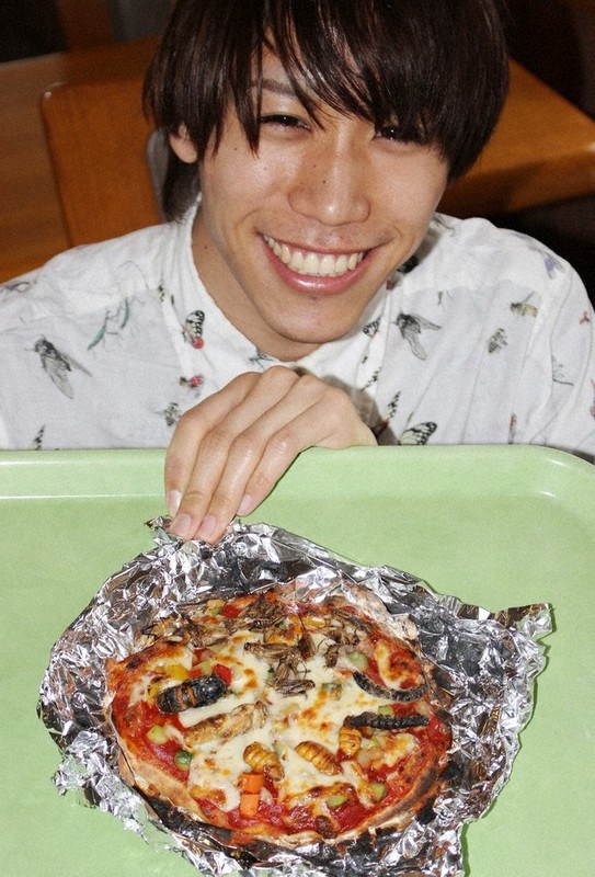 昆虫ピザを作った昆虫食活動家で近畿大大学院農学研究科の清水和輝さん=滋賀県日野町西大路の滋賀農業公園ブルーメの丘で、庭田学撮影