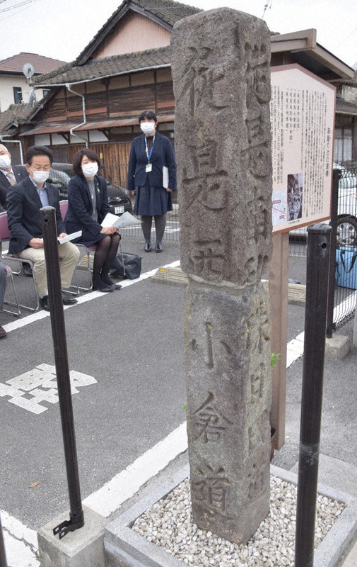 復元された湯屋の辻の道標の前で開かれたお披露目式=大分県中津市で2022年3月17日午後2時18分、宮本勝行撮影