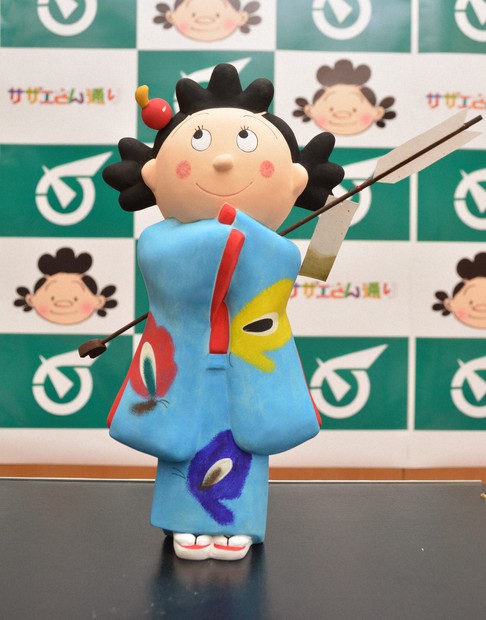 サザエさん博多人形を贈呈 福岡市編入100年記念、早良区長に