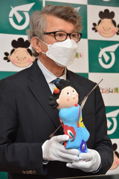サザエさん博多人形を贈呈 福岡市編入100年記念、早良区長に | 毎日新聞