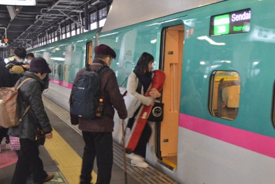 東北新幹線の仙台－一ノ関間の運行が再開され、車両に乗り込む利用客ら＝盛岡市のJR盛岡駅で2022年4月4日午前7時50分、湯浅聖一撮影