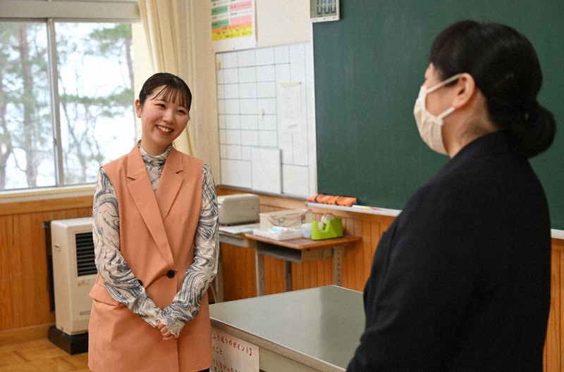 東成瀬中の教室で恩師の佐藤和歌子教諭(右)と思い出話に花を咲かせる佐々木愛奈さん=秋田県東成瀬村で2022年3月24日、百武信幸撮影