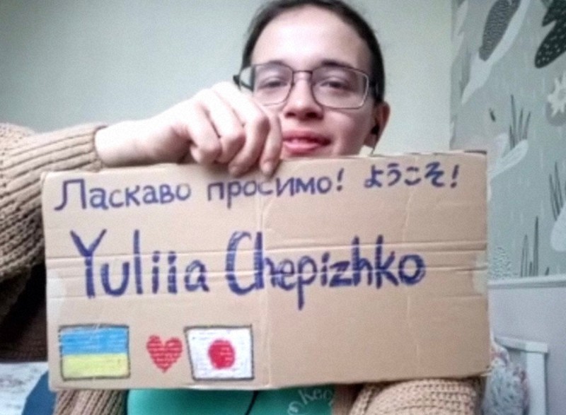 ワルシャワでは、現地在住の日本人が自宅に泊めてくれている。ユリアさんが手にしているパネルで迎えてくれたという=2022年4月6日、ウェブ会議システム「Zoom」の画面から