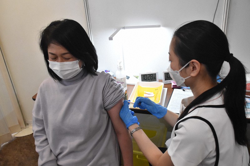 新型コロナのワクチンを打つ看護師(右)=静岡市葵区で2022年2月16日午前9時57分、金子昇太撮影