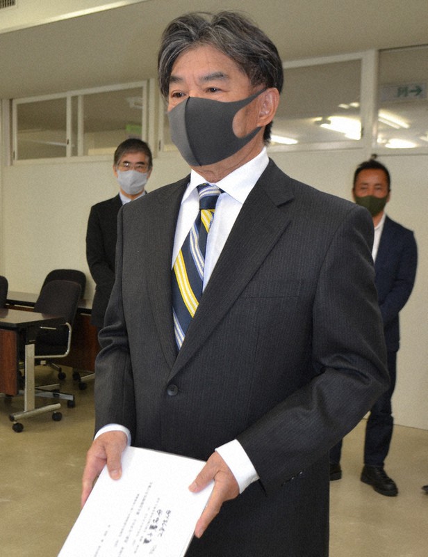唐津市に署名簿などを提出する「唐津、玄海の海の未来を考える会」の小浦代表