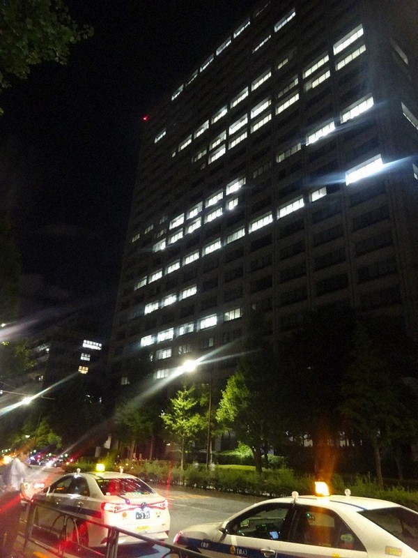 深夜残業が続く厚生労働省。長時間労働で若手官僚の退職が相次ぐ=堀和彦撮影