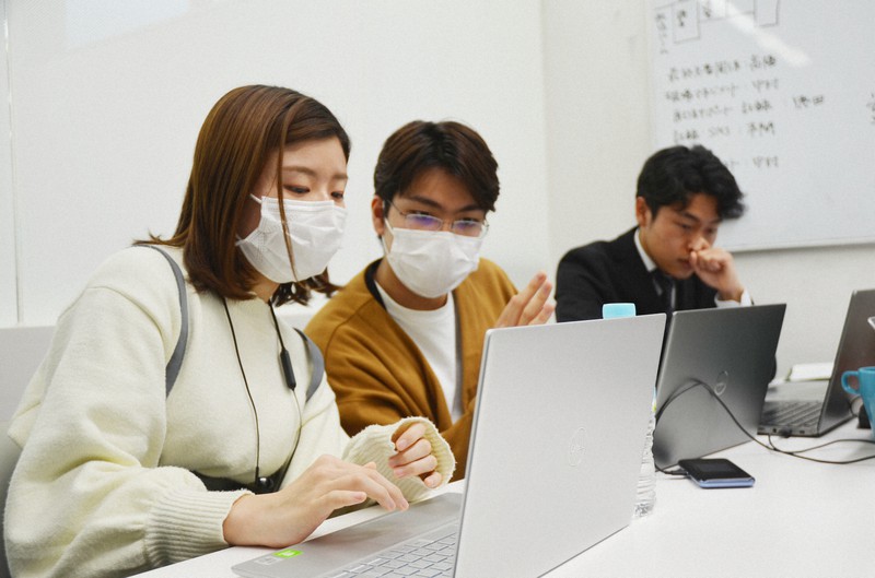 模擬会議で、各国大使役の参加者が出した意見を基に、最終文書について話をする徳田悠希さん(左)と高橋悠太さん(中央)=東京都新宿区で2022年3月20日午後5時13分、椋田佳代撮影
