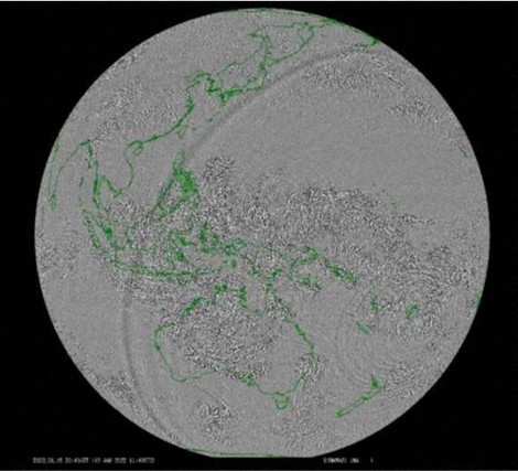 気象衛星「ひまわり」で観測された気圧の波(右上から左下にかけての弧のような筋)=気象庁提供