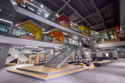 「和泉ラーニングスクエア」の吹き抜け