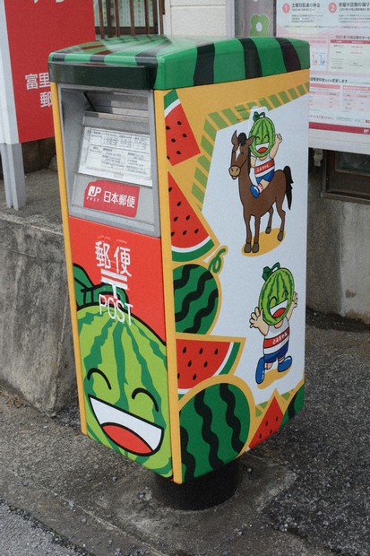 スイカやニンジンのポスト 富里にお目見え ／千葉 | 毎日新聞