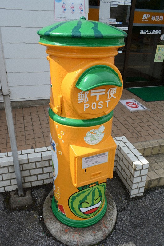 スイカやニンジンのポスト 富里にお目見え ／千葉 | 毎日新聞