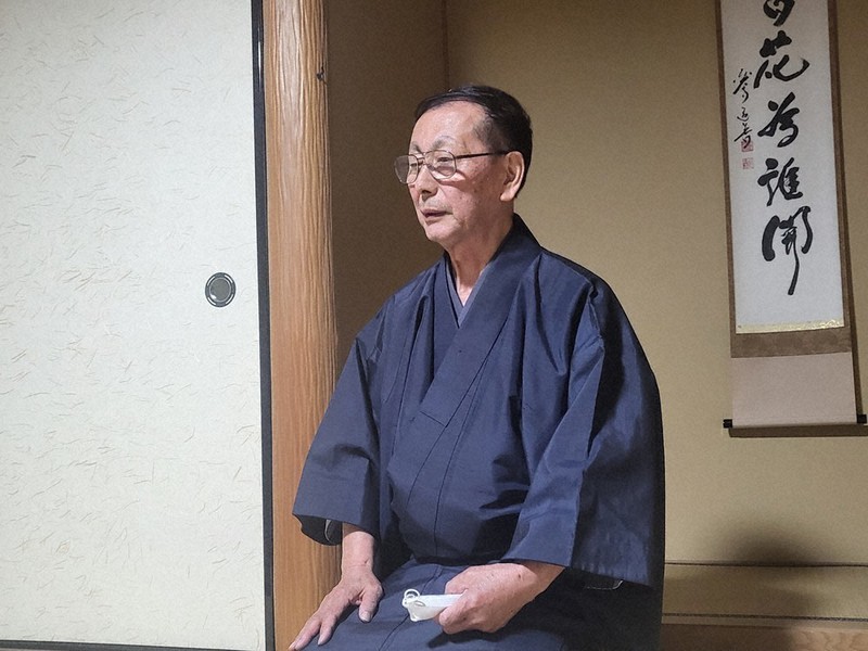 報道陣の取材に応じる、ウクライナから避難した母子を受け入れた西川勝さん=神奈川県鎌倉市で2022年4月6日午後7時25分、池田直撮影