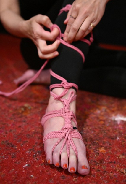 【SALE】濱田めぐみさん掲載ページ（ポスターサイズ）#7011 縄を使ったエクササイズ考案 SM女王の新たな挑戦 | 毎日新聞