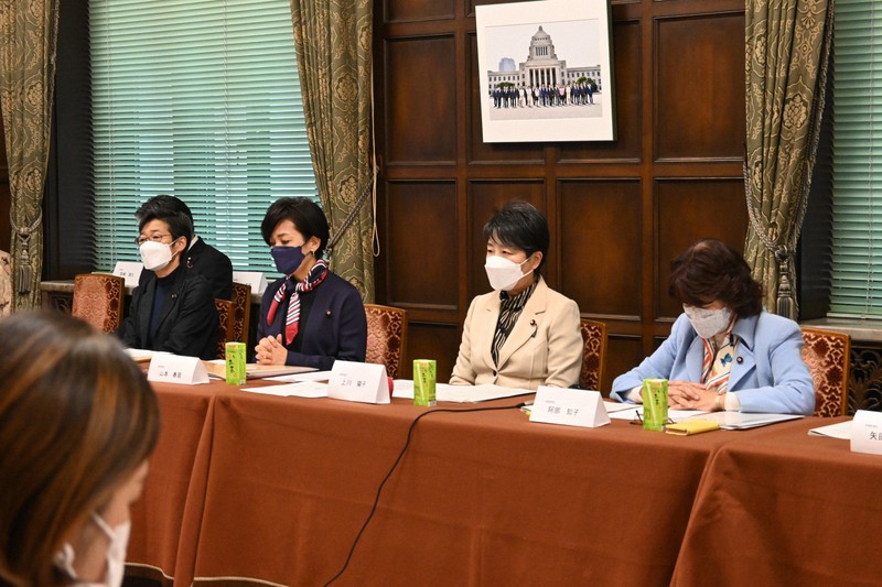 困難を抱える女性を支援する新法案の提出を目指して開かれた超党派議員会合=東京都千代田区で2022年2月16日、塩田彩撮影
