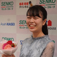 優勝して笑顔を見せる上野愛咲美女流棋聖＝東京都江東区で2022年4月10日、武内亮撮影