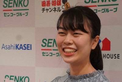 優勝して笑顔を見せる上野愛咲美女流棋聖＝東京都江東区で2022年4月10日、武内亮撮影