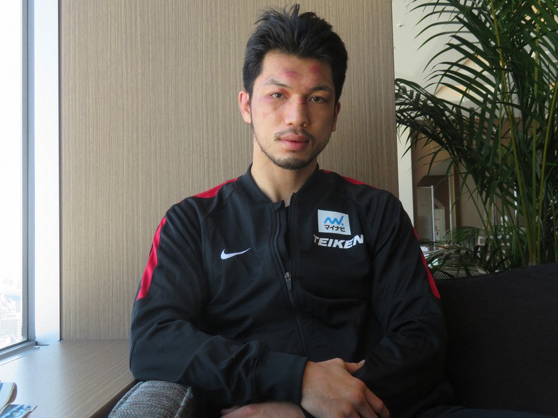 ゴロフキン戦から一夜明け、取材に応じる村田諒太=2022年4月10日(帝拳ジム提供)