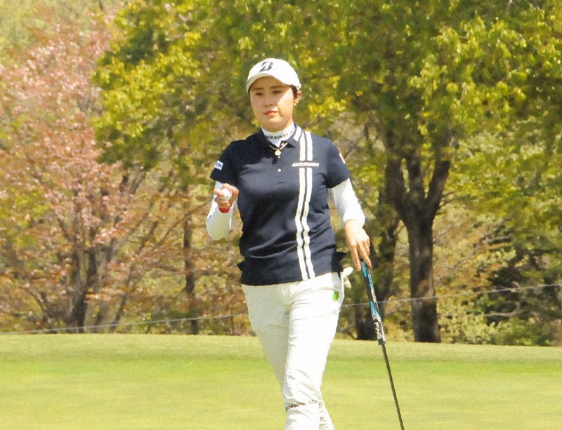 上田桃子、我慢のゴルフで快勝 3人の「桃子」対決に発奮 | 毎日新聞