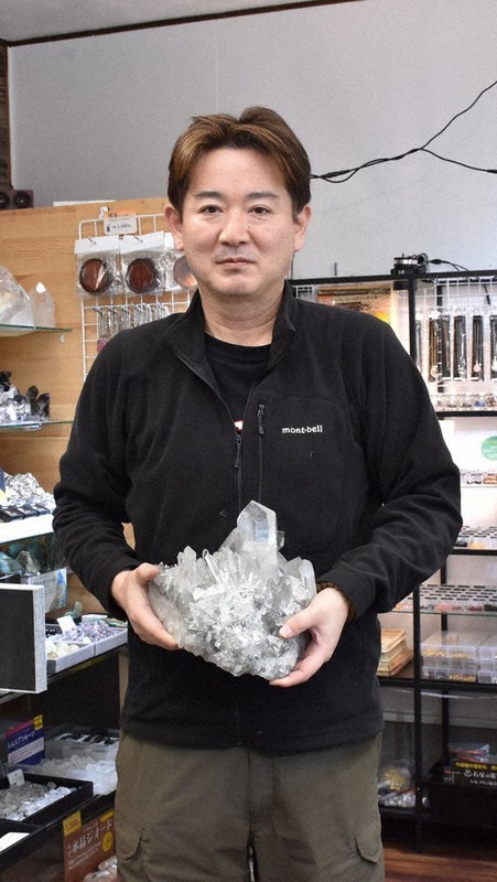 2025.6.12.氷片　新潟阿賀野産天然水晶 見つけた・この店：新潟 天然石工房cue 鉱物ファン垂涎の品ぞろえ